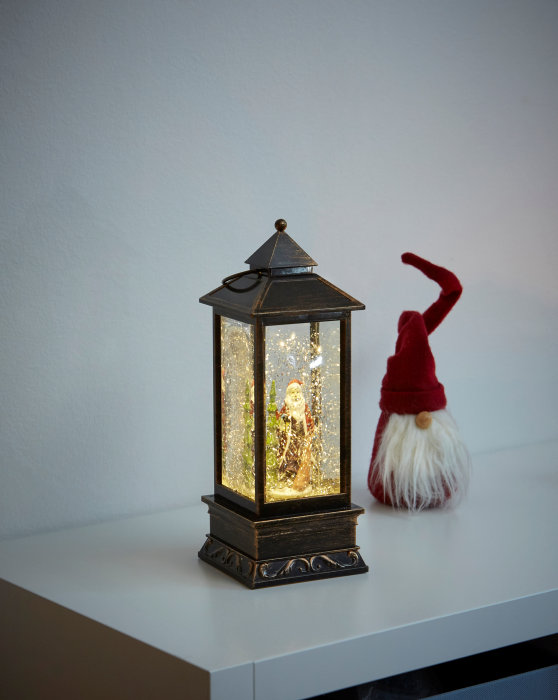 Lykt m/glittervann, julenisse og LED-lys